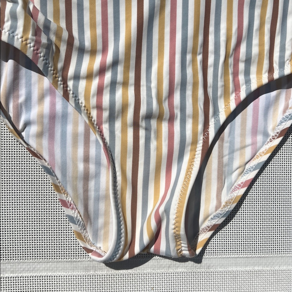 Zara girls’ one-piece striped swimsuit - Picture 4 of 7